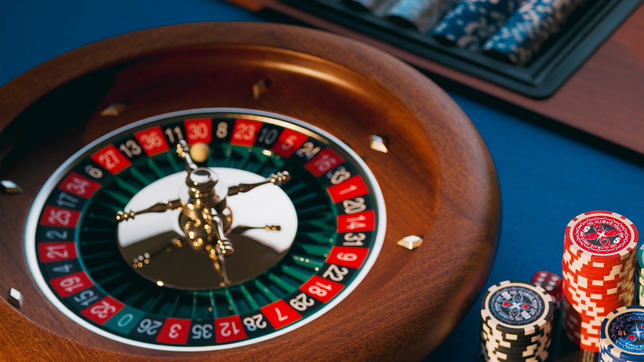 The Rise of Live Casinos: Bridging the Gap Between Online and Offline Gambling